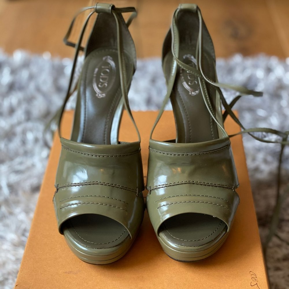 TOD's olive patent leather sandals (6.5)